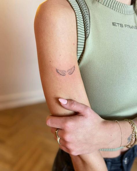 Wing Tattoo Arm, Angle Wing Tattoos, Small Wings Tattoo, Small Angel Tattoo, Basic Tattoos, Small Pretty Tattoos, Angel Tattoo Designs, Small Hand Tattoos, Arm Tattoos For Women