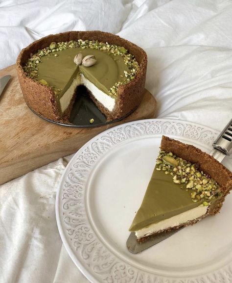 Pistachio Cheesecake, Bakery Foods, Sweet Cakes, Pretty Cakes, Cafe Food, Pretty Food, Sweet Snacks, Food Cravings, Cute Food