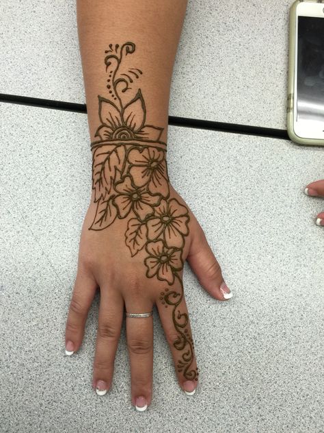 Henna Design Hand Tattoos, Nails With Henna Design, Hena Design Hand Modern, Henna Designs On Black Women, Hand Tattoos Flowers For Women, Hannah Hand Tattoo Henna Designs, Hannah On Hand, Henna Tattoo Black Women, Simple Henna Designs Arm