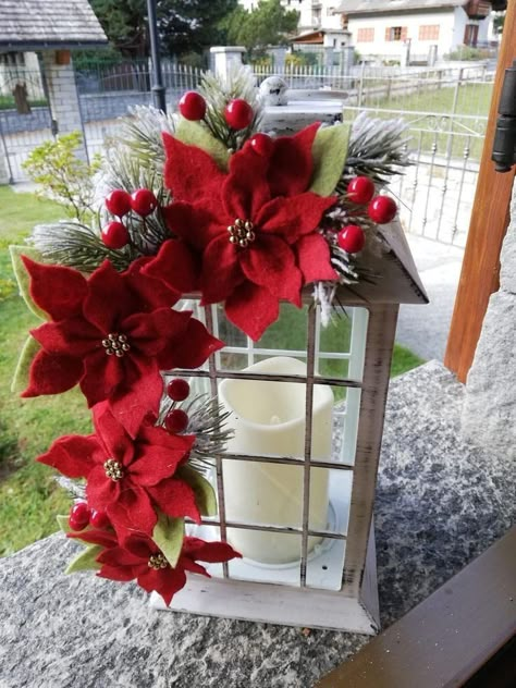 Maryse Boulay - Maryse Boulay added a new photo. Lantern Christmas Decor, Christmas Flower Decorations, Christmas Candle Holder, Christmas Decorations Centerpiece, Pretty Christmas Decorations, Rustic Inspiration, Lantern Christmas, Christmas Candle Decorations, Christmas Flower Arrangements