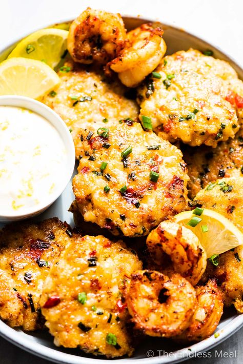 PIN TO SAVE FOR LATER! These tender shrimp cakes are absolutely delicious. They take only 10 minutes to make, can easily be prepped ahead of time, and make a great appetizer or light and healthy dinner. An easy lemon aioli sauce takes them over the top! #theendlessmeal #shrimpcakes #shrimp #prawns #prawncakes #shrimppatties #shrimprecipes #fishcakes #sugarfree #keto #lowcarb #paleo #whole30 #seafood #prawnrecipes #fish #fishrecipes #appetizer #appetizerrecipes #healthyrecipes Shrimp Cake Recipe, Cakes With Lemon, Shrimp Appetizer Recipes, Greek Lemon Potatoes, Cozy Dinners, Shrimp Cakes, Aioli Sauce, Whole30 Dinner Recipes, Lemon Aioli