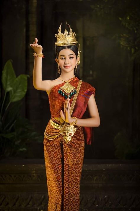 Cambodia Traditional Clothing, Jenna Norodom, Miss Universe Costumes, Cambodian Clothes, Khmer New Year, Thailand Outfit, Cambodian Dress, Thai Dress, Royal Ballet