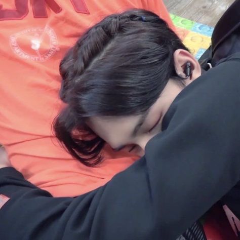 Hyunjin Braided Hair, Hyunjin Black, Boyfriend Sleeping, 2 Braids, Skz Hyunjin, Hwang Hyunjin, Night Aesthetic, Big Love, Crazy Kids