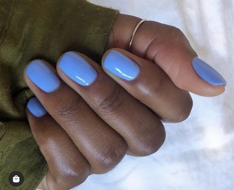 Basic Nail Color Ideas, Gel Polish Manicure Short Nails, Baby Blue Short Nails, Spring Nails Black Women, Short Manicured Nails, Blue Short Nails, Daisy Nail Designs, Daisy Nail Design, Short Manicure