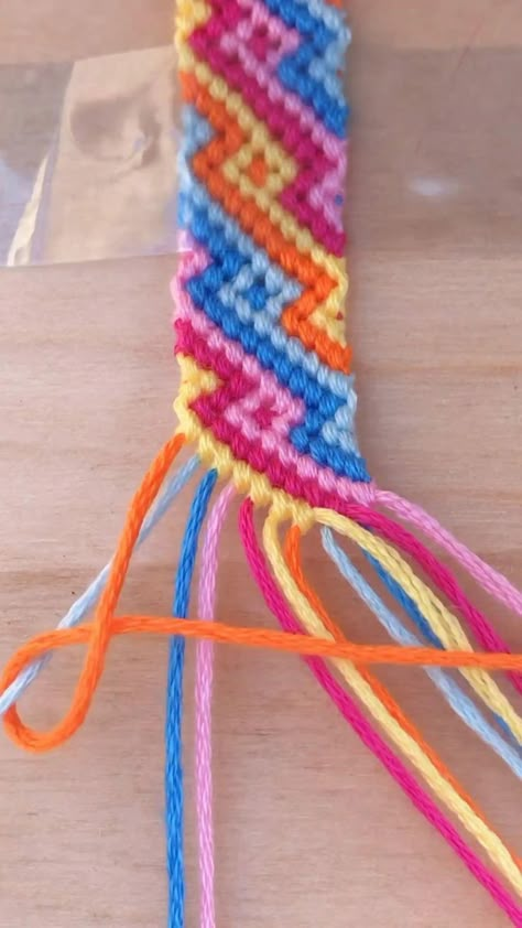 Make A Friendship Bracelet, Making Paper Flowers, Diy Bracelets With String, String Bracelet Patterns, Diy Friendship Bracelets Tutorial, Braided Bracelet Diy, Yarn Bracelets, Friendship Bracelet Patterns Easy, Cute Friendship Bracelets