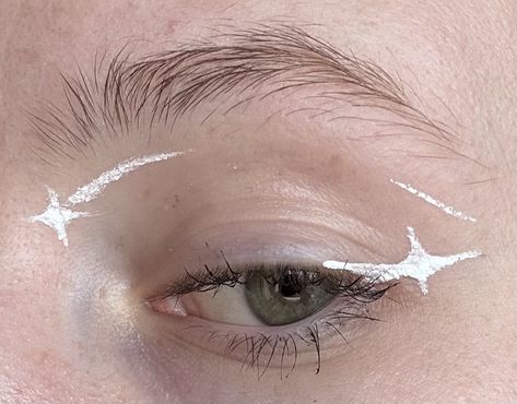 Simple White Graphic Liner, White Fairy Eyeliner, White Graphic Eyeliner Looks, Simple Grafic Liner, White Graphic Eyeliner Hooded Eyes, Graphic Eyeliner Star, Y2k Graphic Eyeliner, Graphic White Liner, Minimalist Graphic Eyeliner