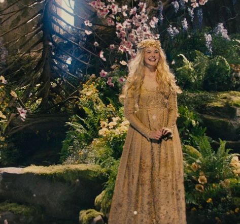 Princess Aurora Elle Fanning, Aurora Maleficent Dress, Elle Fanning Aurora, Elle Fanning The Great, Maleficent Dress, Actor Dr, Aurora Princess, Heavenly Creatures, Medieval Romance