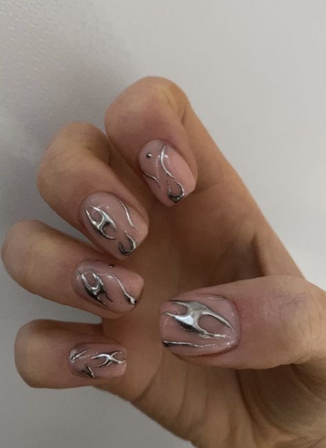 Silver Nails For Men, Natural Minimalist Nails, Men Chrome Nail Designs, Metallic Silver Nails Art Designs, Silver Chrome Nails Men, Chrome Nails For Men, Chrome Mens Nails, Chrome Nail Art Men, Men With Acrylic Nails