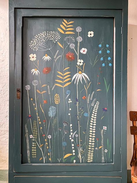 Flower Painting On Furniture, Hand Painted Closet, Cottagecore Painted Furniture, Wardrobe Painting Ideas, Closet Painting Ideas, Painted Closet, Painted Furniture Designs, Painted Wardrobe, Stencil Wall Art