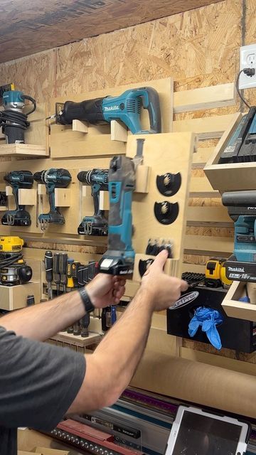 Makita Tool Storage, Diy Garage Gym, Diy Garage Work Bench, Diy Garage Storage Cabinets, French Cleat System, Garage Workshop Layout, Makita Tools, Diy Garage Shelves, Store Shelves Design