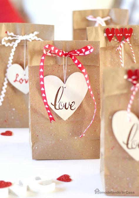 LOVE - EASY Valentine's Day Favor Bags Selamat Hari Valentine, Valentines Day Bags, Diy Valentines Day Gifts For Him, Saint Valentin Diy, Valentines Bricolage, Valentines Gift Bags, Valentine Crafts For Kids, Valentine Projects, Hari Valentine