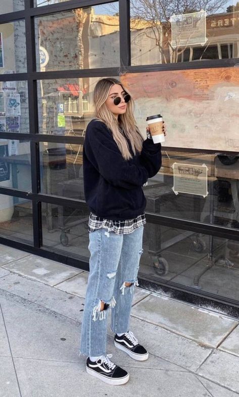 Casual Urban Outfits Women, Punk Fall Outfits, Tomboy Fall Outfits, Cinema Outfit Ideas, Euro Outfits, 2024 Ootd, Casual Date Outfit, Enter Sandman, Ideas Pose