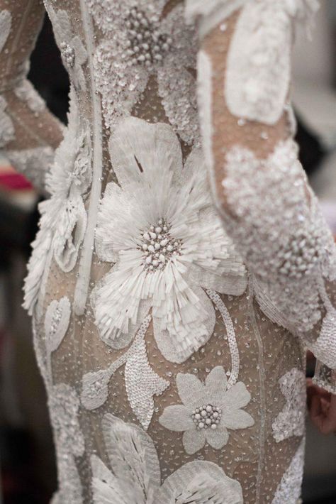 Naeem Khan Spring '19 Bridal - The Lane Couture Embroidery, Naeem Khan, Pola Sulam, Party Kleidung, A Wedding Dress, Couture Details, Couture Dresses, Fashion Details, A Dress