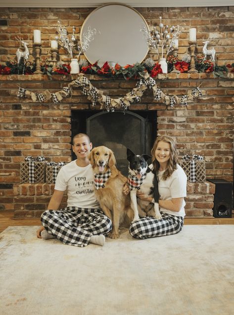 Family Dog Christmas Pictures, Family Christmas Pictures With Pets, Family Christmas Pictures In Pajamas, Christmas Dog Family Photoshoot, Family Christmas Photoshoot Ideas With Pets, Christmas Photo Ideas With Dogs, Christmas Photos With Pets, Christmas Picture With Dog, Dog Family Christmas Pictures