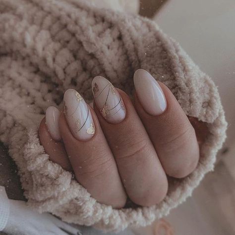 November Nails Round, Minimalist Christmas Nails Acrylic, Christmas Nails Oval Short, Short Round Nail Ideas Winter, Fall/winter Nails Short, Round Nails Short Design, Winter Floral Nails, Winter Nails Round, Nail Oval Design