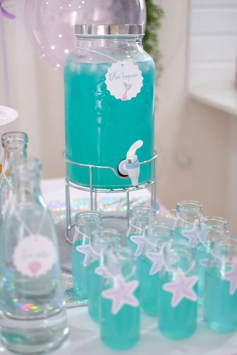 Beach Themed 21st Birthday, Mermaid Party Theme Ideas, Mermaid Under The Sea Party Food, Aqua Birthday Party Ideas, Mermaid Birthday Party Drinks, Aqua Party Decorations, Jelly Fish Themed Party, Ocean Birthday Ideas, Mermaid Under The Sea Birthday Party