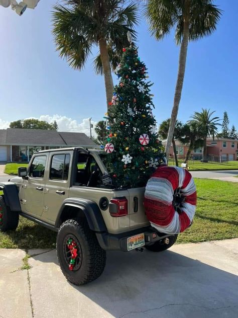 Jeep Parade Decorations, Jeeps Decorated For Christmas, Jeep Christmas Parade Ideas, Jeep Wrangler Christmas Decorations, Christmas Jeep Decorations, Decorate Jeep For Christmas, Jeep Christmas Decorations, Jeep Decorations, Christmas Jeep