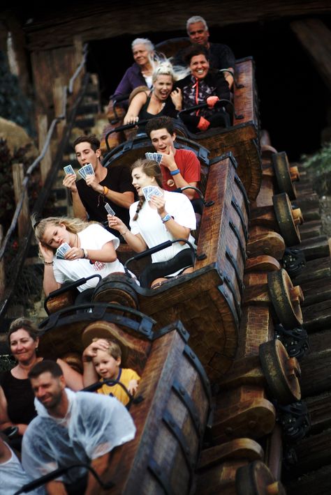 disney rollercoaster picture ideas Disney Funny Moments, Roller Coaster Pictures, Rollercoaster Funny, Funny Disney Pictures, Disney Fast Pass, Europa Park, Disney Trip Planning, Disney Rides, Funny Disney