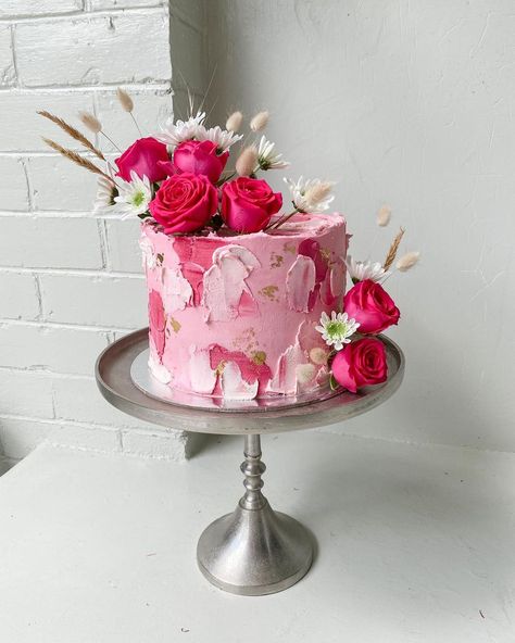 Fresh Flower Cake Decoration, Floral Pink Cake, Pink Cake With Flowers, Red Flower Cake, Pink And Red Cake, Pink Buttercream Cake, Thirty Fine, Pink Floral Cake, Cake With Pink Flowers