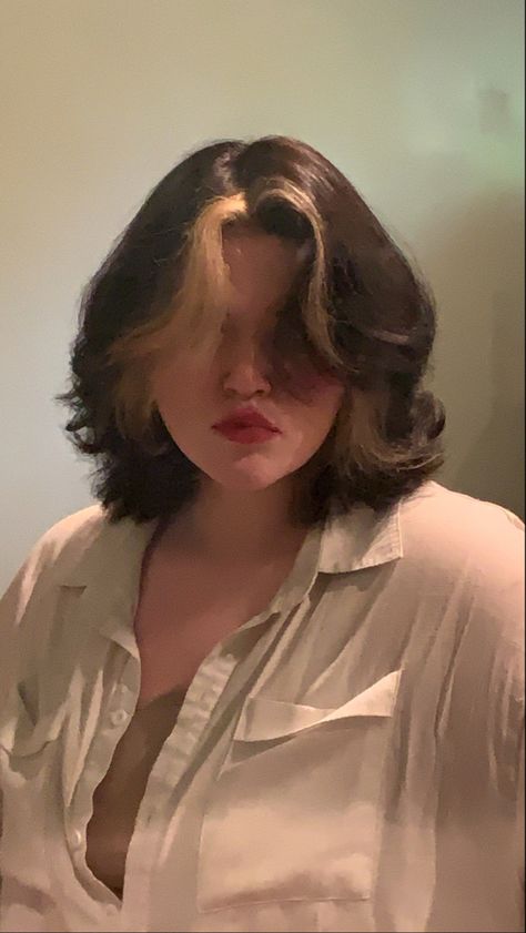 Short Haircut Blowout, Fluffy Thick Hair, Alt Hair For Round Face, Short Layered Hair Round Face, Haircuts For Girls Short, Short Hair With Layers Round Face, Short Haircuts For Wavy Hair Natural, Wolf Cut Chubby Face, Short Hair Styles For Chubby Faces