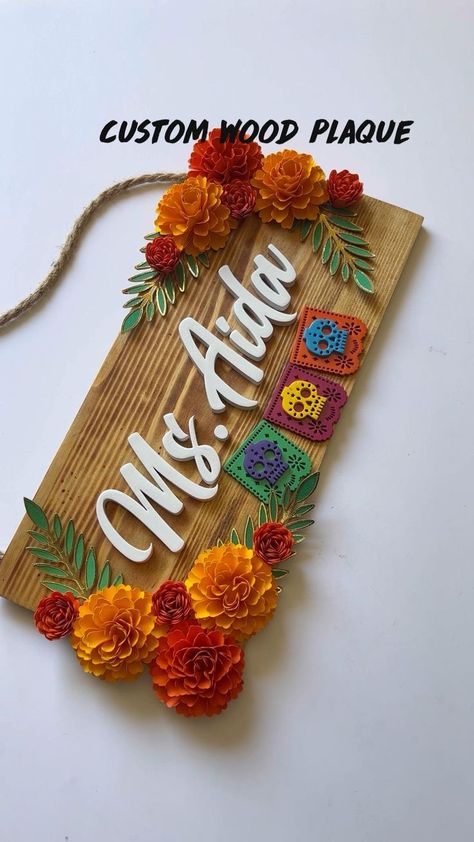 Wood Plaques Ideas Diy, Day Of The Dead Diy, Paper Flower Patterns, Door Crafts, Teachers Diy, Handmade Christmas Crafts, Custom Gift Boxes, Flower Diy Crafts, Easy Diy Art