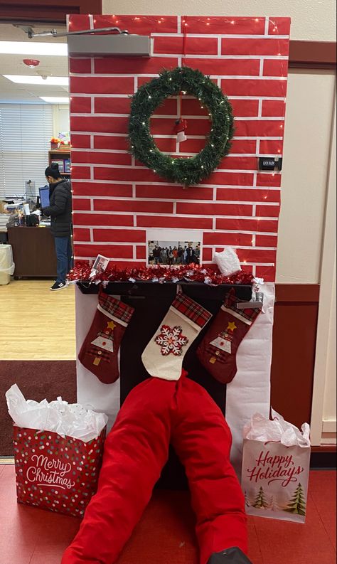 Decorated School Lockers, Christmas Locker Decorating Contest, Christmas Locker Decorations, Locker Ideas, Creative Pumpkin Painting, School Locker, Locker Decorations, Door Decorating, Creative Pumpkins