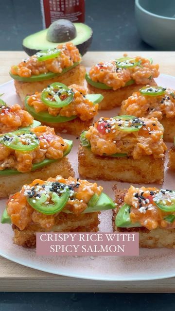 Rice With Salmon, Good Recipe, Sweet And Spicy Sauce, Crispy Rice, Spicy Salmon, Sushi Time, Sesame Seed, Korean Dishes, Salmon Recipe