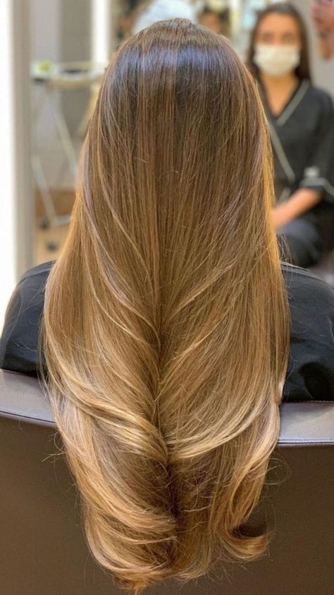 Blonde haircut with layers and highlights Golden Blond Highlight, Sun Lightened Hair, Blonde Haircut With Layers, Sun Kissed Hair Blonde, Dark Blonde Babylights, Honey Blonde Babylights, Honey Bayalage Brunette, Golden Bronde Balayage Honey, Wavy Blowout