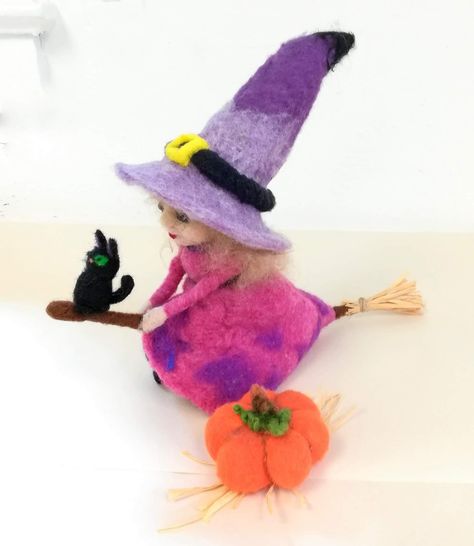 Cute Needle Felted flying witch Felting Halloween, Felted Crafts, Felted Dolls, Felting Tutorial, Needle Felting Tutorial, Felted Art, Wool Felt Projects, Felting Ideas, Witch Face