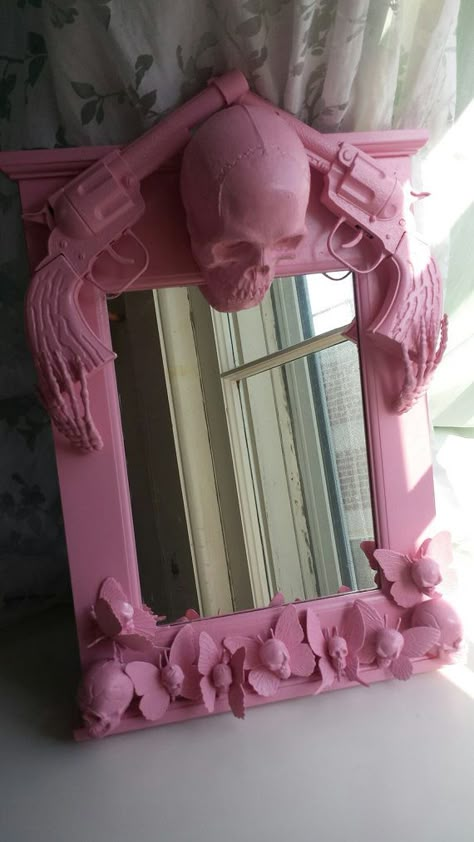 Skull Pastel Goth Furniture, Pastel Goth Decor Diy, Creative Frame Ideas, Pastel Goth Kitchen, Pink Goth Decor, Skull Decorating Ideas, Skull Bedroom Decor Ideas, Mirror Frame Painting, Goth Home Decor Diy