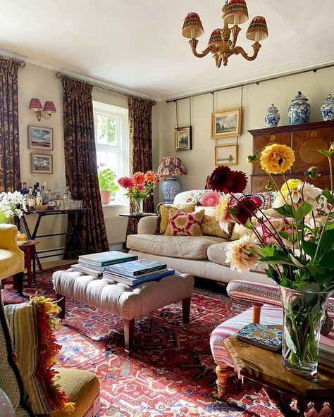 Carlos Sánchez-García on Instagram: “Autumn flowers” Styling Living Room, English Country House Style, Relaxing Decor, Vignette Styling, Gold Side Table, English Interior, English Decor, Cottage Furniture, Country Style Homes