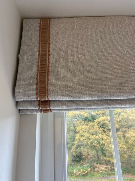 Roman Blind Ideas For Bedroom, Linen Roman Blinds Living Room, Roman Blind And Curtain Combo, Roman Blind Ideas, Herringbone Roman Blinds, Roman Blinds With Trim, Roman Blinds For Sash, Roman Blinds Bedroom Scandi, Roman Blinds With Border