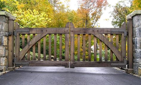 Grid Inspiration, Farm Gates Entrance, Stone Entrance, Entrance Gates Driveway, Wooden Gate Designs, Gates Ideas, Farm Gates, Gated Entrance, Tor Design