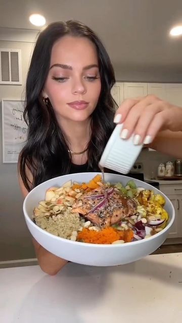 Elix on Instagram: "Cycle syncing your meals is a great way to get ahead of those big hormonal fluctuations that can occur from one phase to another. 🥦🍠🍎🥬 @Gracie_norton’s luteal phase Sweetgreen salad is the perfect way to incorporate leafy greens, healthy fats, vitamins, and high quality proteins into your diet to help you get all the nutrients your body needs before menstruation. Give this recipe a try and pair it with your personalized Cycle Balance formula for even more hormone balancin Menstruation Phase Meals, Gracie Norton Recipes, Luteal Phase Salad, Luteal Phase Lunch, Follicular Phase Lunch Recipes, Hormone Happy Meals, Food To Eat During Follicular Phase, Luteal Phase Recipes, Luteal Phase Meals