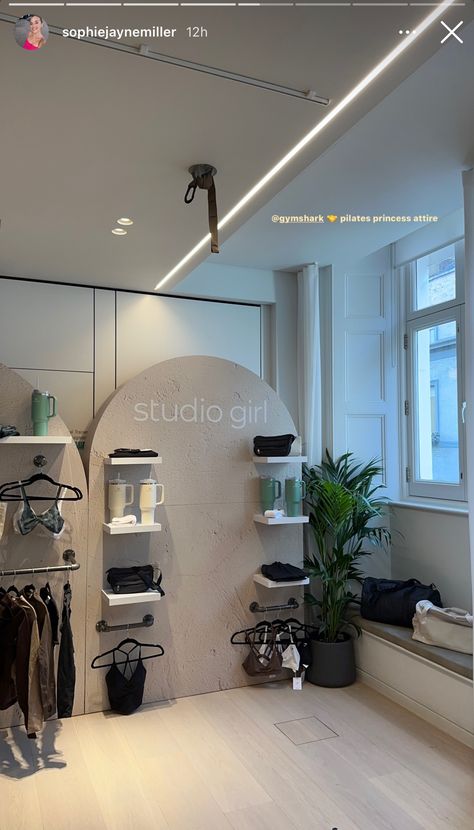 Pilates Boutique Studio, Modern Pilates Studio Design, Fitness Boutique Interior Design, Workout Studio Aesthetic, Workout Studio Design, Gym Retail Display, Pilates Studio Design Interiors Ideas, Barre Studio Design Ideas, Lagree Pilates Aesthetic