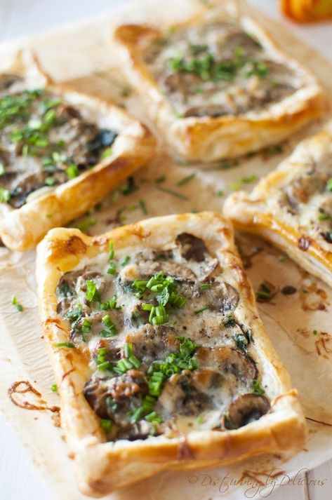 Mushroom Puffs, Mushroom Pastry, Mushroom Tarts, Mushroom Tartlets, Vegetarian Mushroom Recipes, Mushroom Bites, Mushroom Tart, Savory Tarts, Tarts Recipe