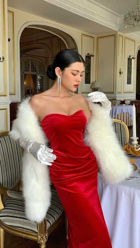 House Of Cards Outfits, Vintage Outfits With Gloves, Old Hollywood Glam Outfit Ideas, Red Dress With White Gloves, Fancy Casino Outfit, Red Hollywood Dress, Dress With Gloves Outfit, Old Hollywood Accessories, Dress With Gloves Classy Vintage Fashion