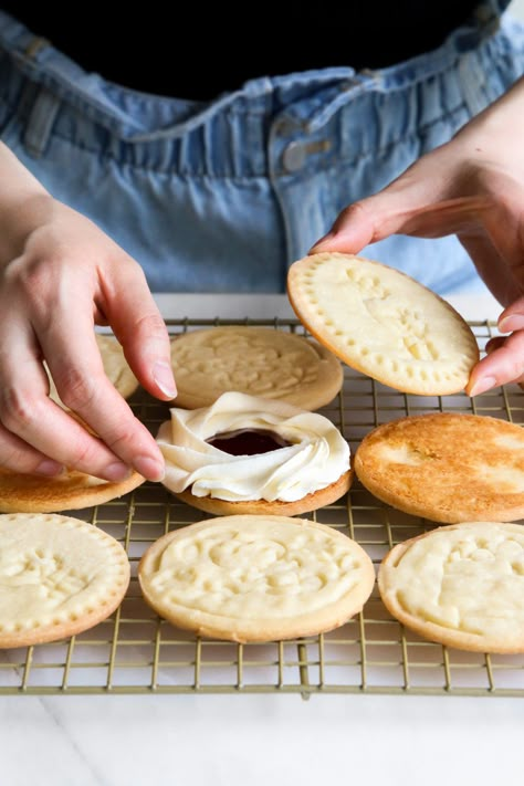 Cheesecake Sandwich, Cream Cheese Swiss Meringue Buttercream, Eating Strawberry, Grass Jelly, Homemade Strawberry Jam, Steamed Cake, Cheesecake Cookies, Gourmet Cookies, Asian Desserts