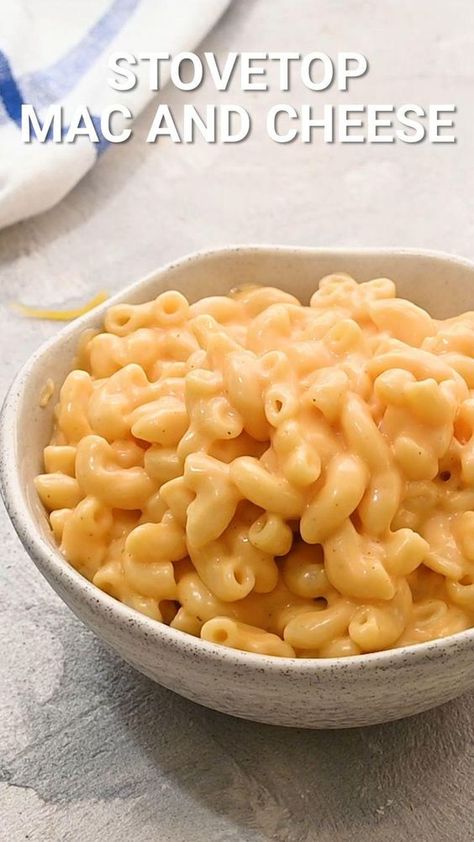 Quick and easy homemade mac and cheese recipe made on your stove top. Super cheesy and delicious. The kids will love this recipe and so will you. Perfect for a quick lunch! Easy Homemade Mac And Cheese, Homemade Mac And Cheese Recipe Easy, Homemade Mac And Cheese Recipe, Homemade Mac And Cheese, Easy Cheese Recipes, Mac And Cheese Recipe, Tasty Recipes Videos, Quick Recipes Snacks, Quick Lunch