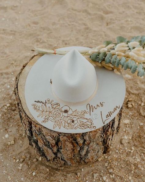 Western Bride Hat, Bridal Cowgirl, Bachelorette Cowgirl, Country Wedding Hairstyles, Cowgirl Bride, Outdoor Country Wedding, Country Western Wedding, Nashville Bride, Cowgirl Wedding