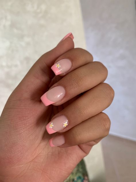 Flower Nail Art French Tip, Spring French Tip Nails Pink, French Tip Nails With Flowers Square, French Tip Nails With Small Flowers, Short French Tip Summer Nails, Summer French Tips With Flowers, Light Pink French Tips With Flowers, Spring Nails French Tip With Flowers, Holiday Nails Summer 2023 Pink