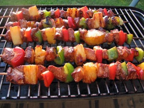 Nif's Grilled Hawaiian Chicken Skewers Hawaiian Chicken Skewers, Kebab Marinade, Chicken Kabob Marinade, Hawaiian Grilled Chicken, Kabob Marinade, Chicken Pineapple, Sommer Mad, Chicken Skewer Recipe, Grilled Chicken Skewers