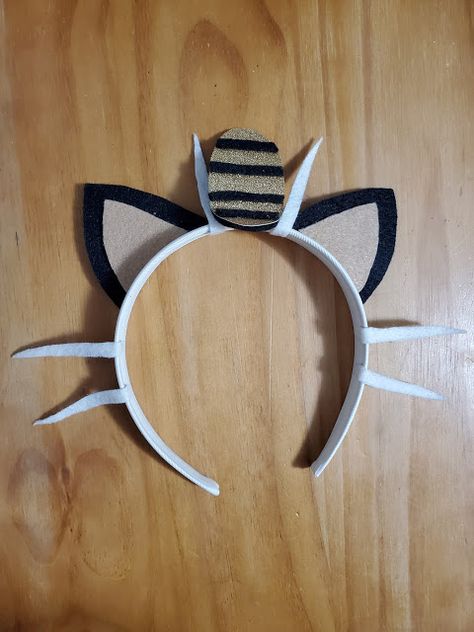 DIY Meowth Ear Headband Pokemon Meowth Costume or Cosplay Pokemon Costume Ideas, Meowth Costume, Team Rocket Costume, Pokemon Costumes Diy, Pokemon Family, Pokemon Halloween Costume, Easy Pokemon, Mew Pokemon, Pokemon Meowth