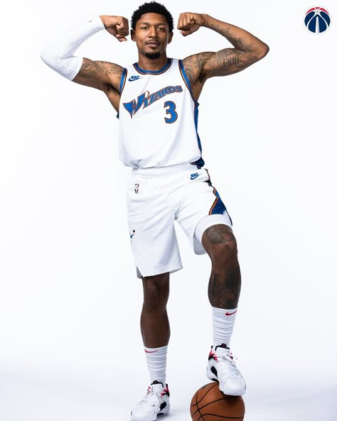 Basketball Studio Photoshoot, Nba Media Day Poses, Boy Basketball Pictures, Basketball Senior Banner Poses, Nba Photoshoot, Media Day Poses Basketball, Basket Photoshoot, Basketball Photo Shoot, Media Day Basketball