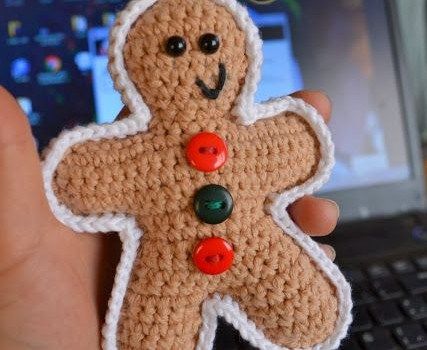 These croceht gingerbread men are so cute! I can't wait to start working on the patterns! From decorations for your home to amigurumis they're all here! Crochet Christmas Patterns Free, Gingerbread Man Crochet, Crochet Christmas Patterns, Crochet Gingerbread Man, Gingerbread Man Free, Lavender Chair, The Lavender Chair, Crochet Gingerbread, Christmas Gingerbread Men