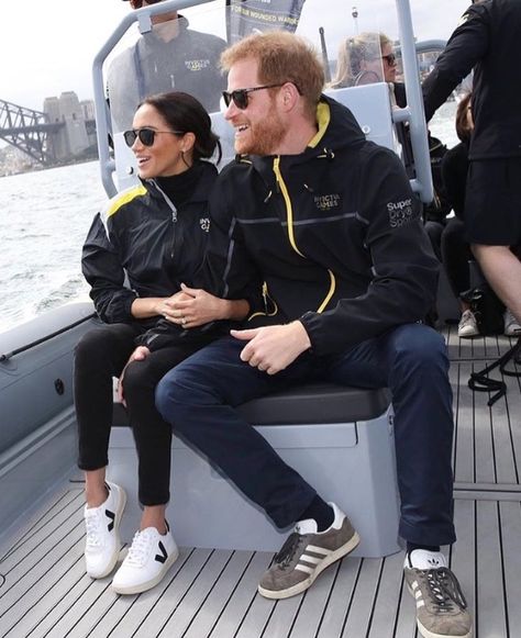 Estilo Meghan Markle, Zapatillas Veja, Meghan Markle Outfits, Prince Harry Et Meghan, Veja Esplar, Veja V 10, Princess Meghan, Markle Prince Harry, Prince Harry And Megan