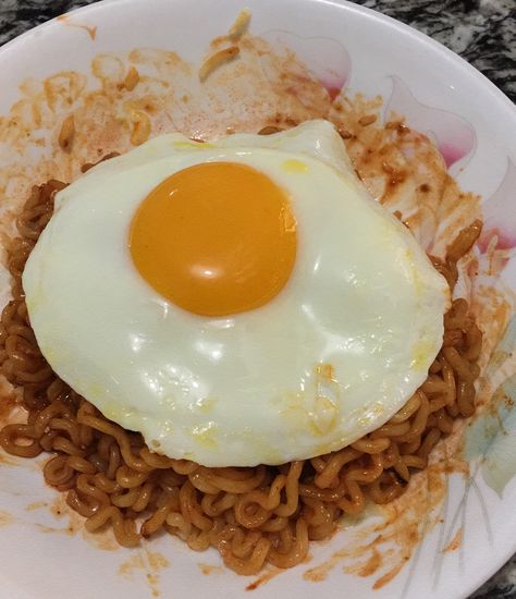 Samyang korean spicy noodles with egg 🍳 Ramen With Egg Aesthetic, Spicy Noodles With Egg, Korean Spicy Noodles Samyang, Korean Spicy Noodles Aesthetic, Samyang Spicy Noodles Aesthetic, Spicy Noodles Aesthetic, Samyang Spicy Noodles, Antigua Food, Korean Spicy Noodles