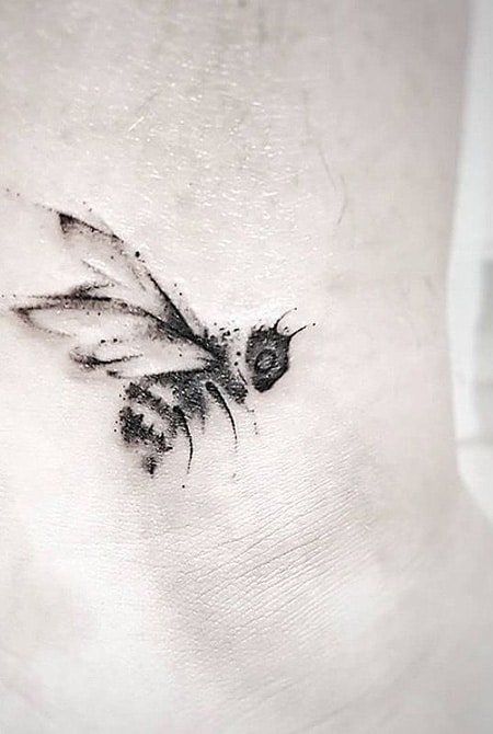 100 Inspiring Bee Tattoo Designs For 2022 - The Trend Spotter Easy To Cover Tattoo Placement, Tattoo Honey Bee, Minimalist Bee Drawing, Bees Tattoo Ideas, Bee Tatoos Ideas, Bee Minimalist Tattoo, Minimalist Bee Tattoo, Dainty Bee Tattoo, Honey Tattoos