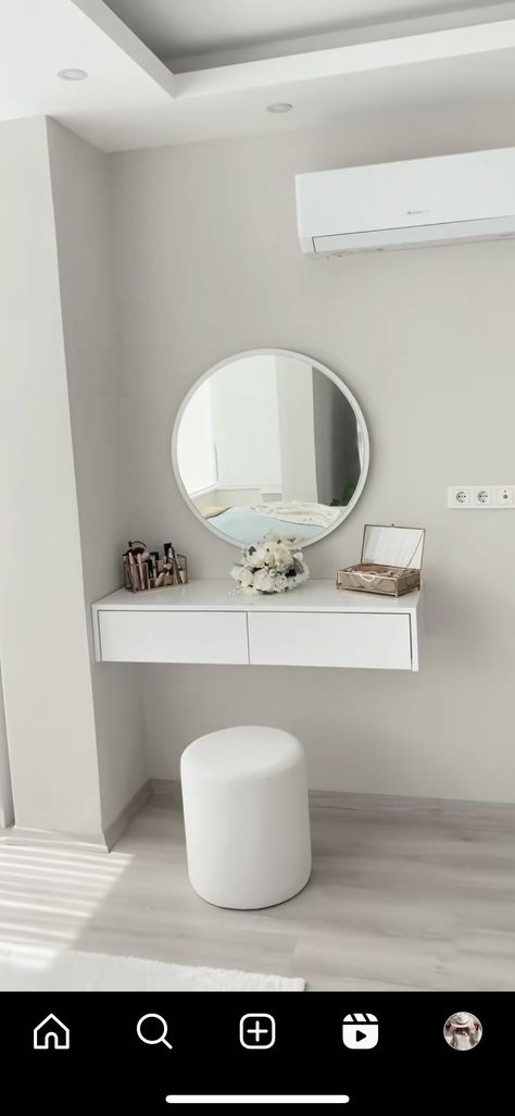 Floating Vanity Bedroom, Floating Makeup Vanity, Dressing Ikea, Vanity Inspo, Beautiful Bedroom Colors, Minimalist Vanity, Vanity Bedroom, Mode Turban, Room Redesign