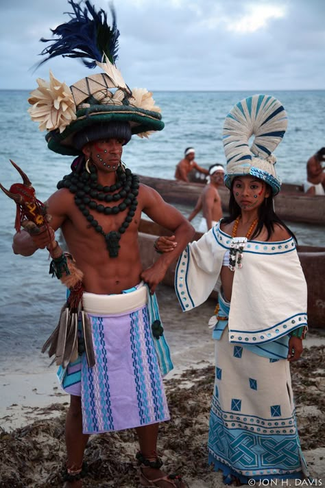 MAYANS celebrating the Goddess Ixchel. Maya Clothing Traditional, Mayan Hairstyles Women, Mayan Fashion Ancient, Mayan Traditional Clothing, Aztec Traditional Clothing, Mayan Priestess, Aztec Clothing Traditional, Ancient Mayan Clothing, Mayan Outfit